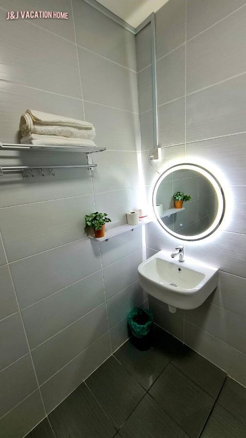 J&J Vacation Home@Novo8 Residence Kampong Tambak Zewnętrze zdjęcie