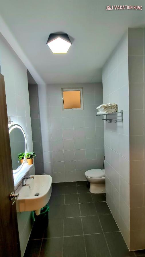J&J Vacation Home@Novo8 Residence Kampong Tambak Zewnętrze zdjęcie