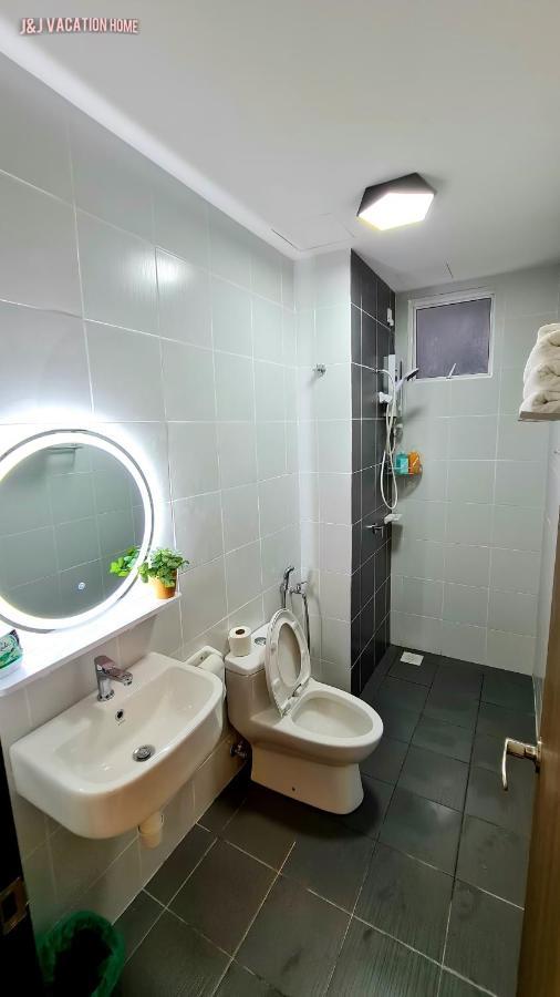 J&J Vacation Home@Novo8 Residence Kampong Tambak Zewnętrze zdjęcie